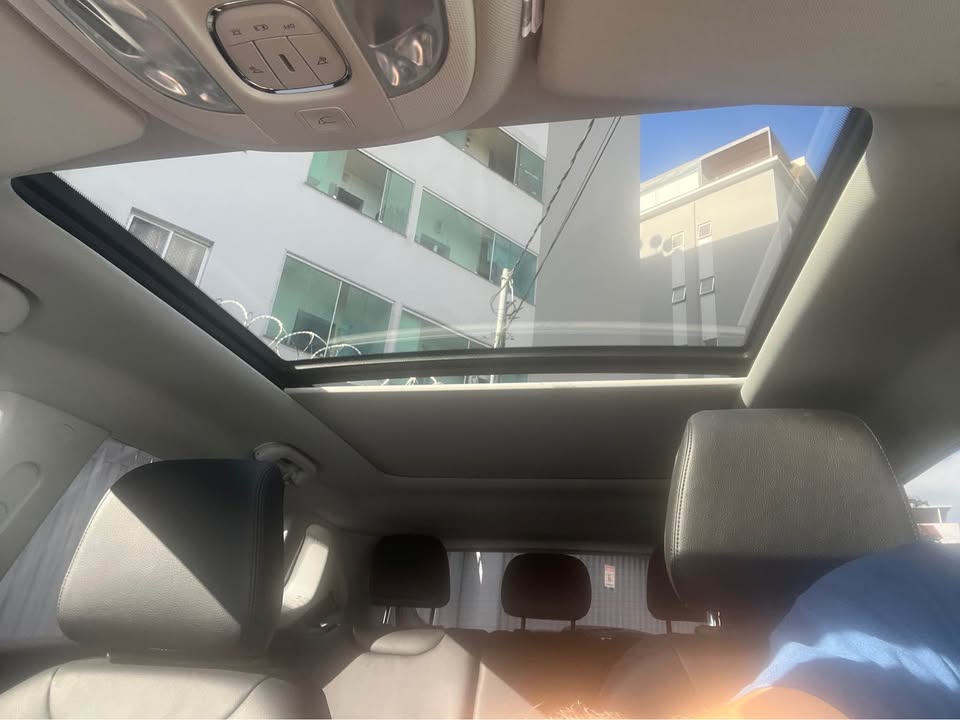 Teto solar panorâmico de SUV em destaque no estoque